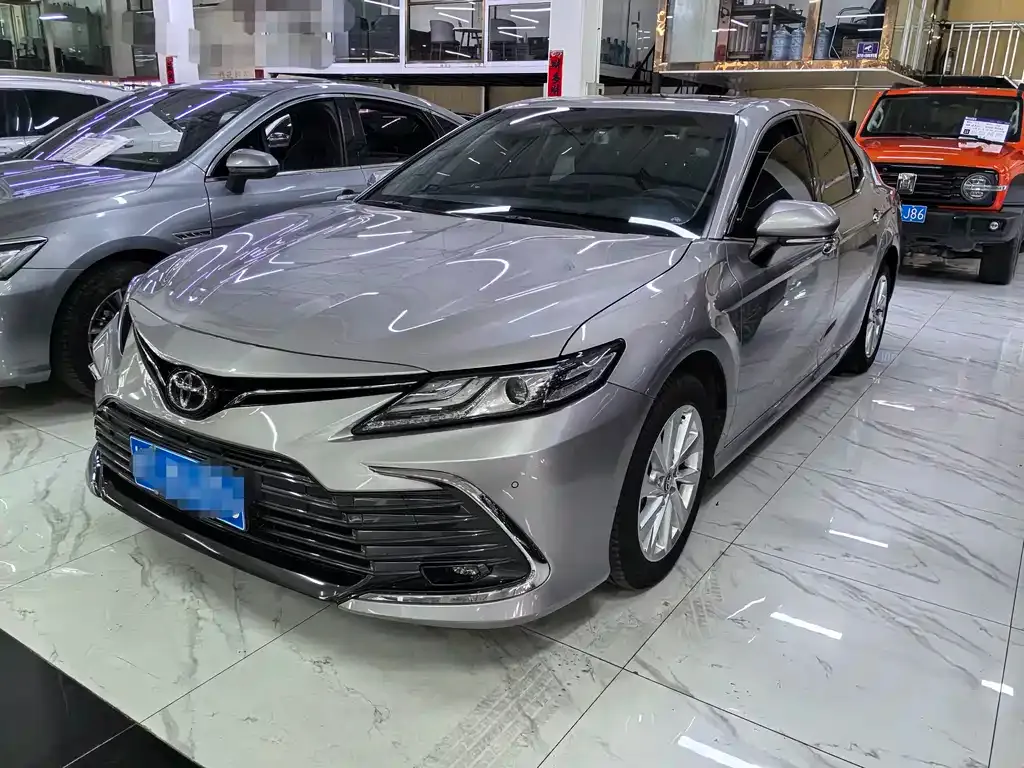 Toyota Camry — фото 1