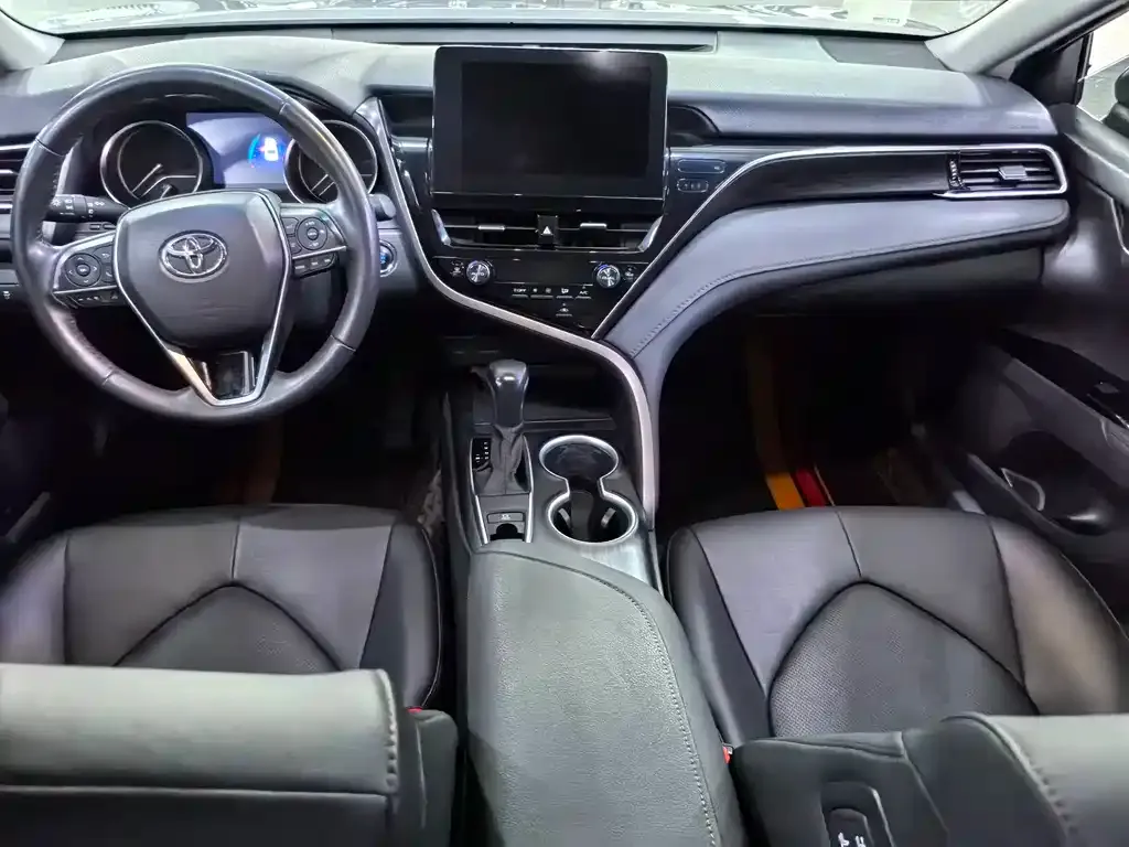 Toyota Camry — фото 2