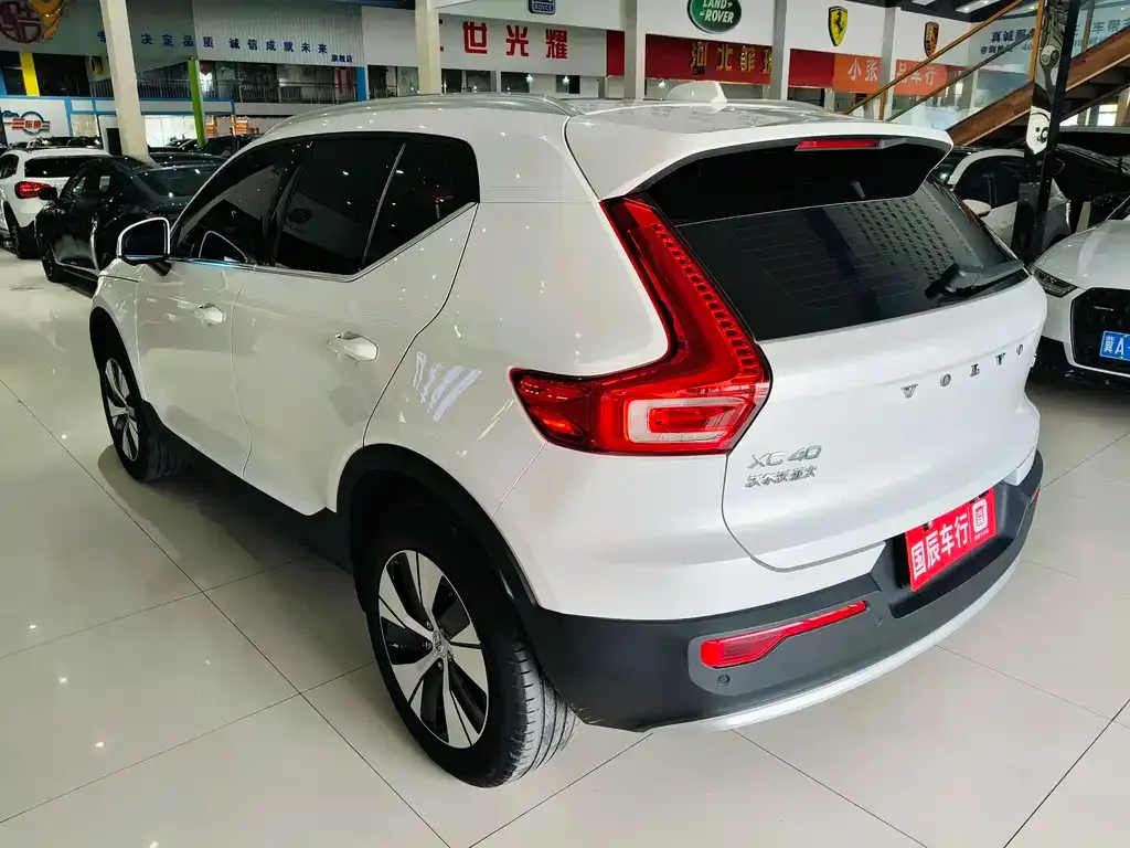 Volvo XC40 — фото 9