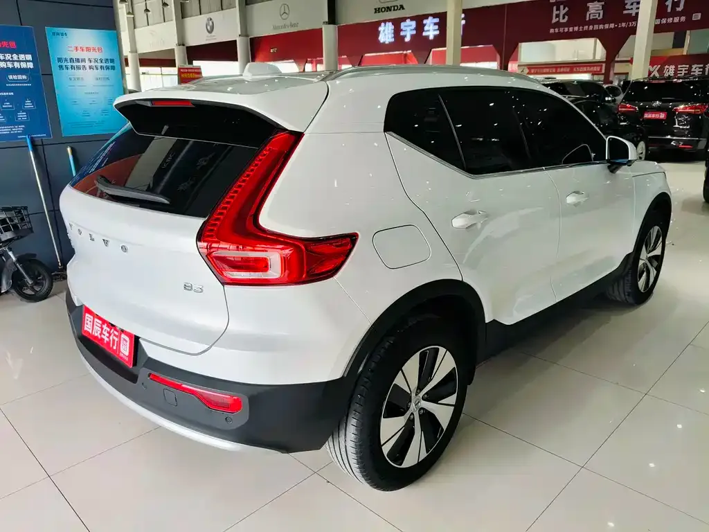 Volvo XC40 — фото 8