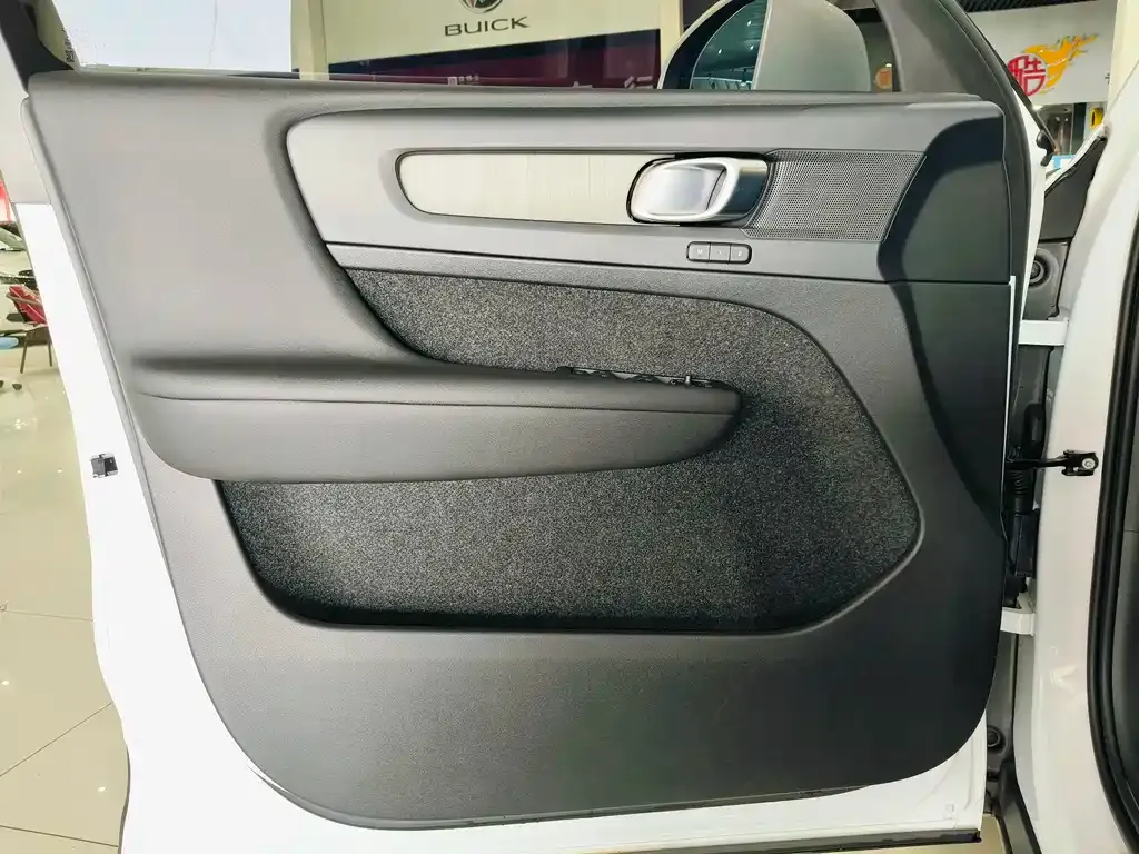 Volvo XC40 — фото 10