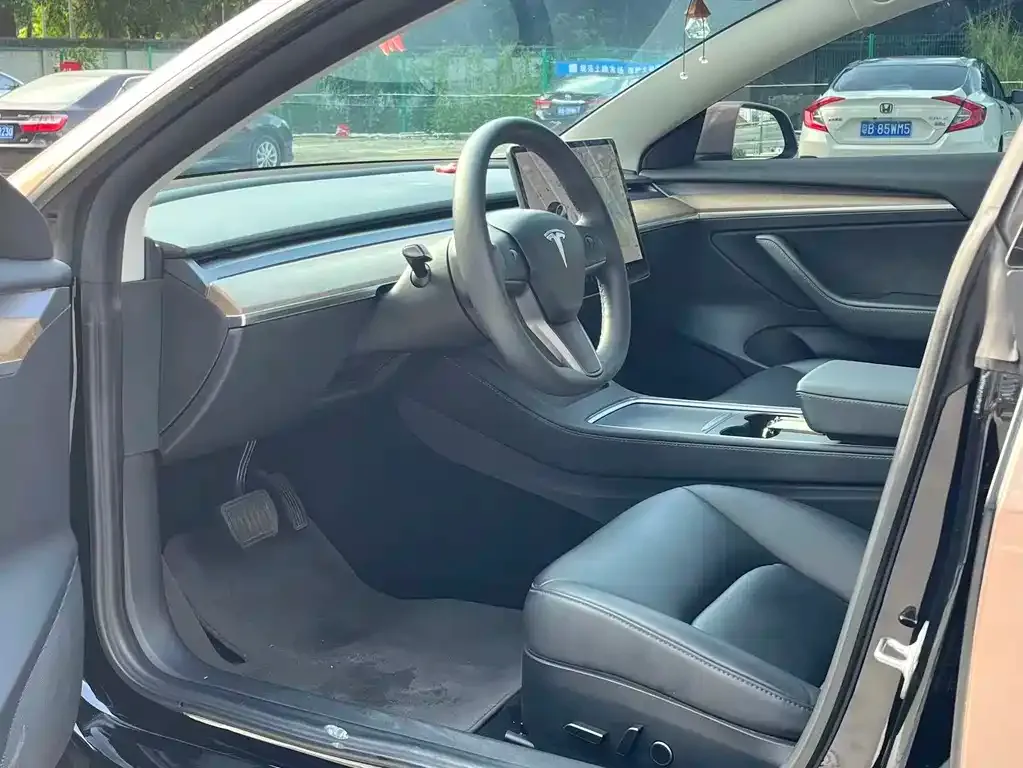 Tesla Model 3 — фото 7