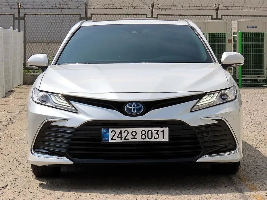 Toyota Camry — фото 1