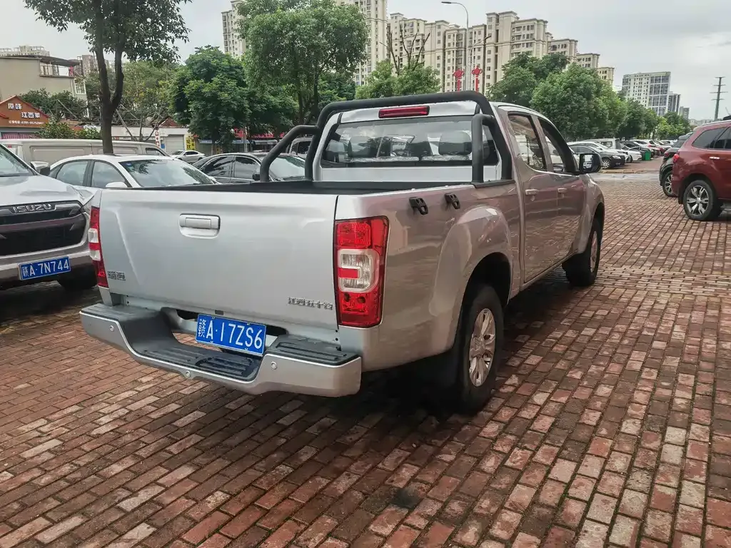 Isuzu RE-MAX — фото 9