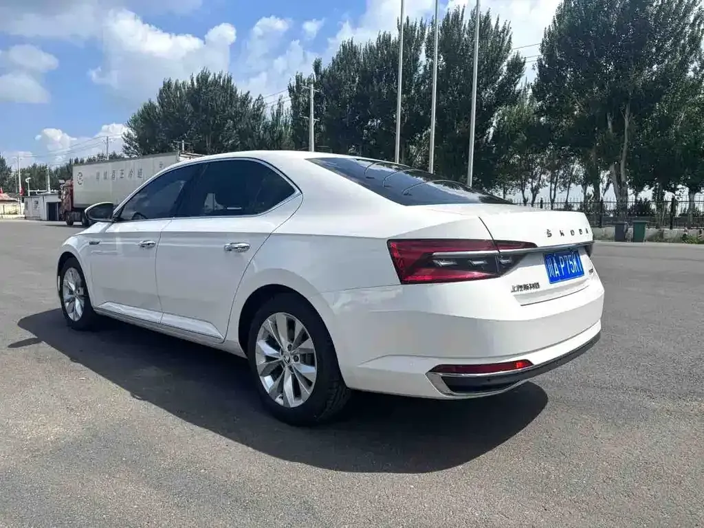 Skoda Superb — фото 10