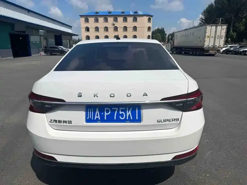 Skoda Superb — фото 9