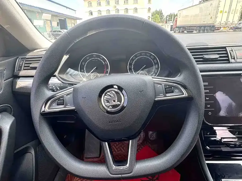 Skoda Superb — фото 5