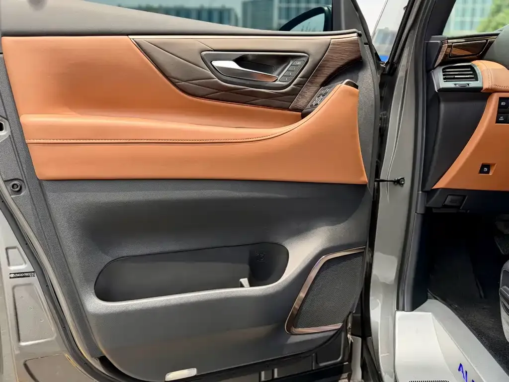 Toyota Vellfire — фото 3