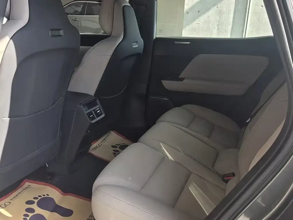 Volvo XC70 Plug-in Hybrid — фото 2