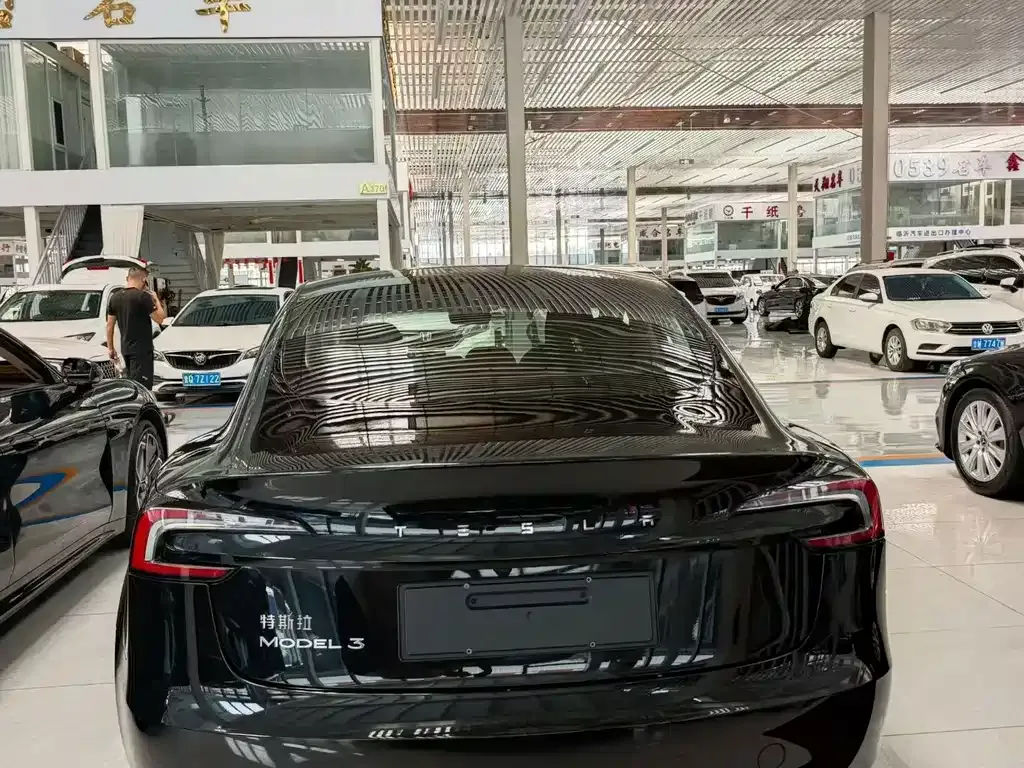 Tesla Model 3 — фото 10