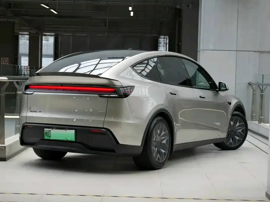 Tesla Model Y L — фото 8