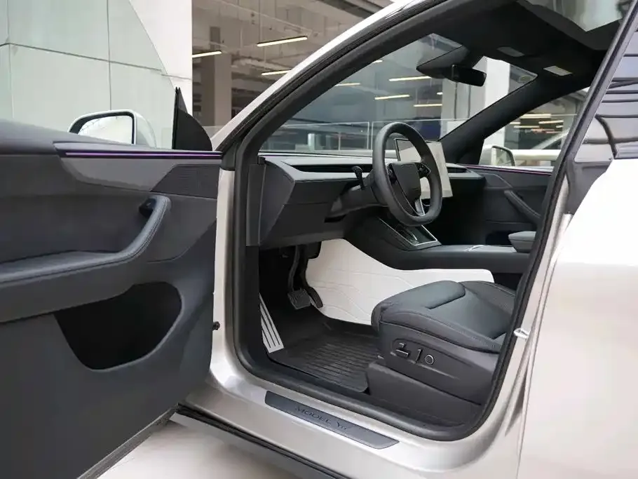 Tesla Model Y L — фото 6