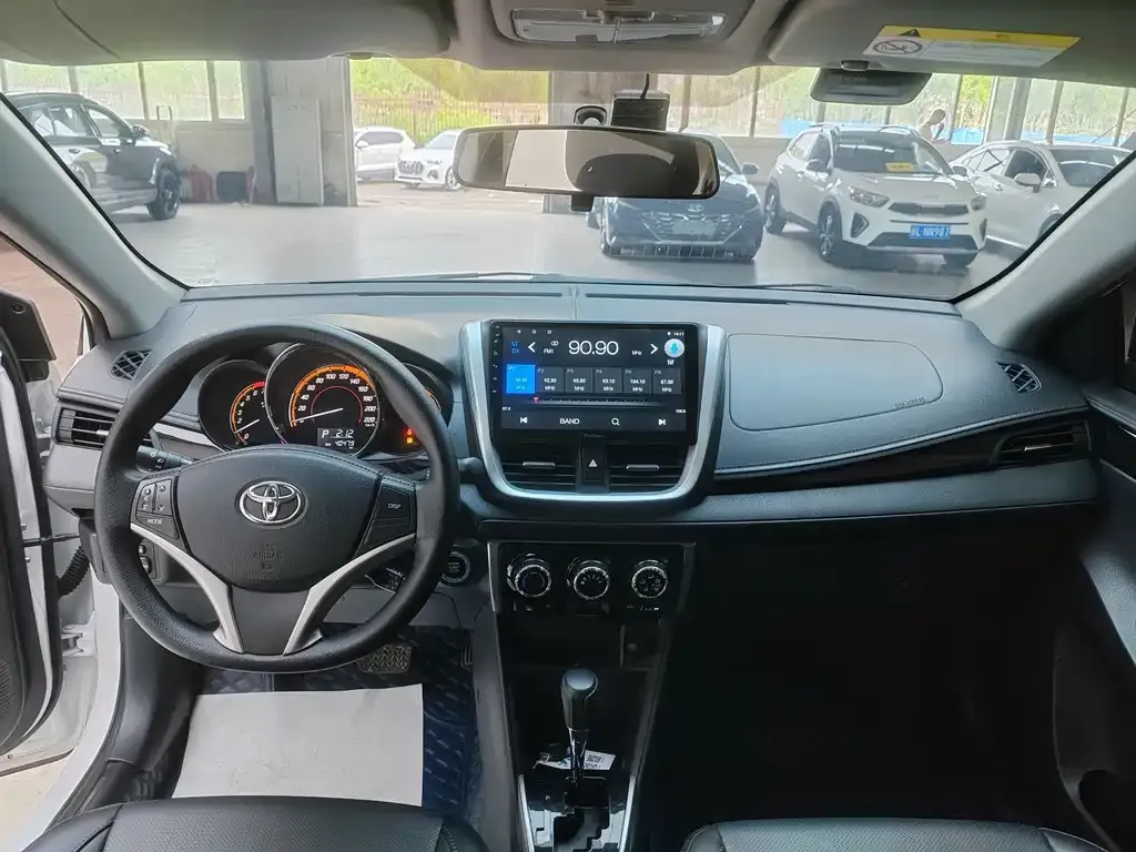 Toyota Yaris L — фото 6