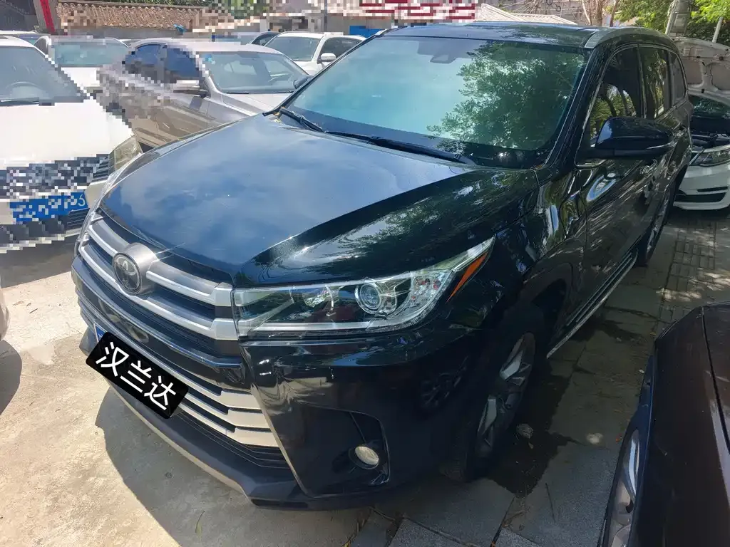 Toyota Highlander — фото 1