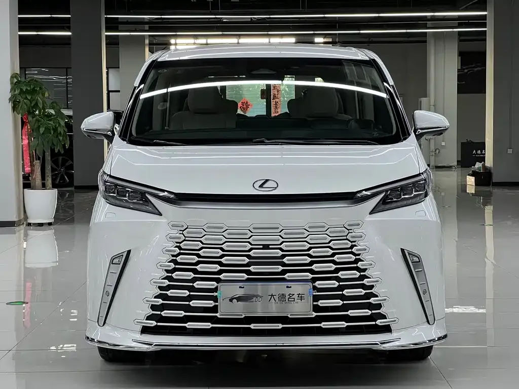 Lexus LM — фото 2