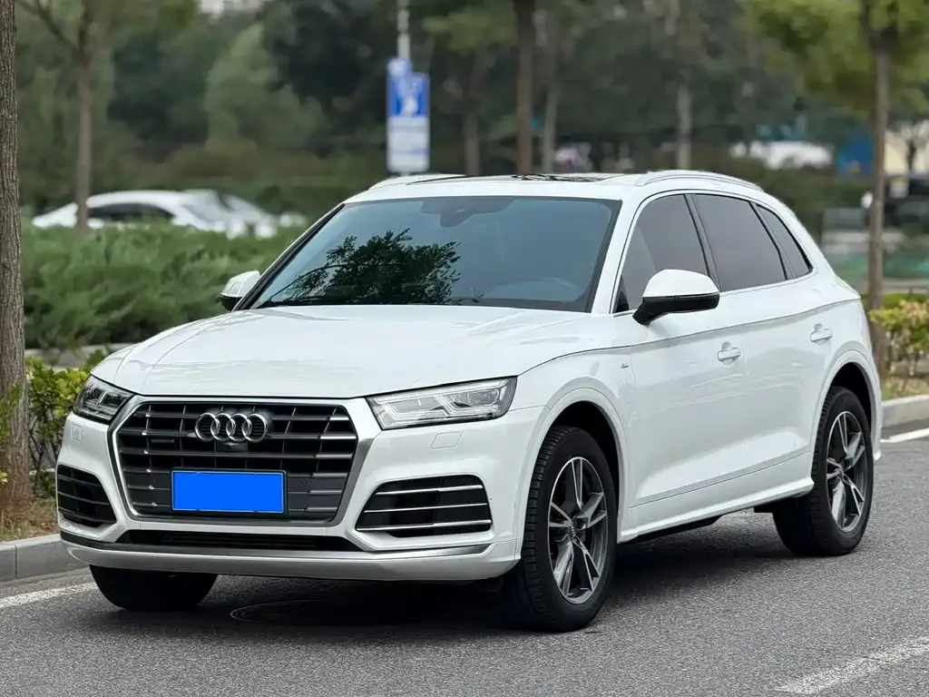 Audi Q5L — фото 1