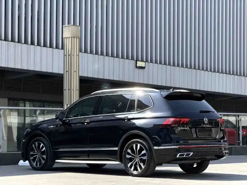 Volkswagen Tiguan L — фото 10