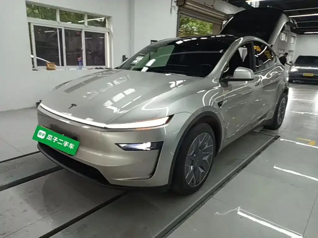 Tesla Model Y L — фото 7