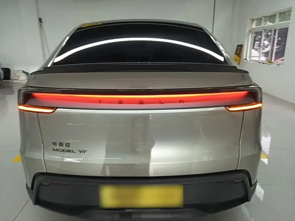Tesla Model Y L — фото 10
