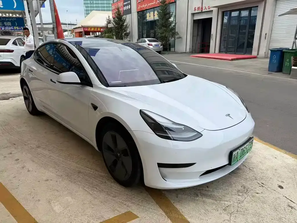 Tesla Model 3 — фото 1