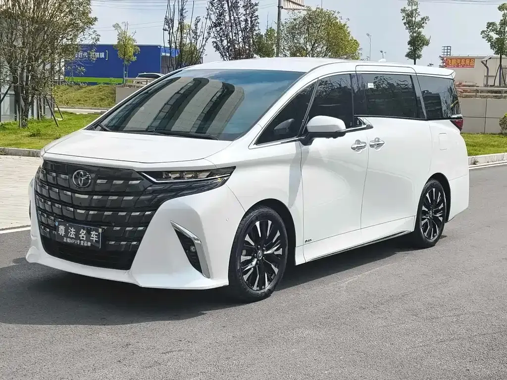 Toyota Alphard — фото 1