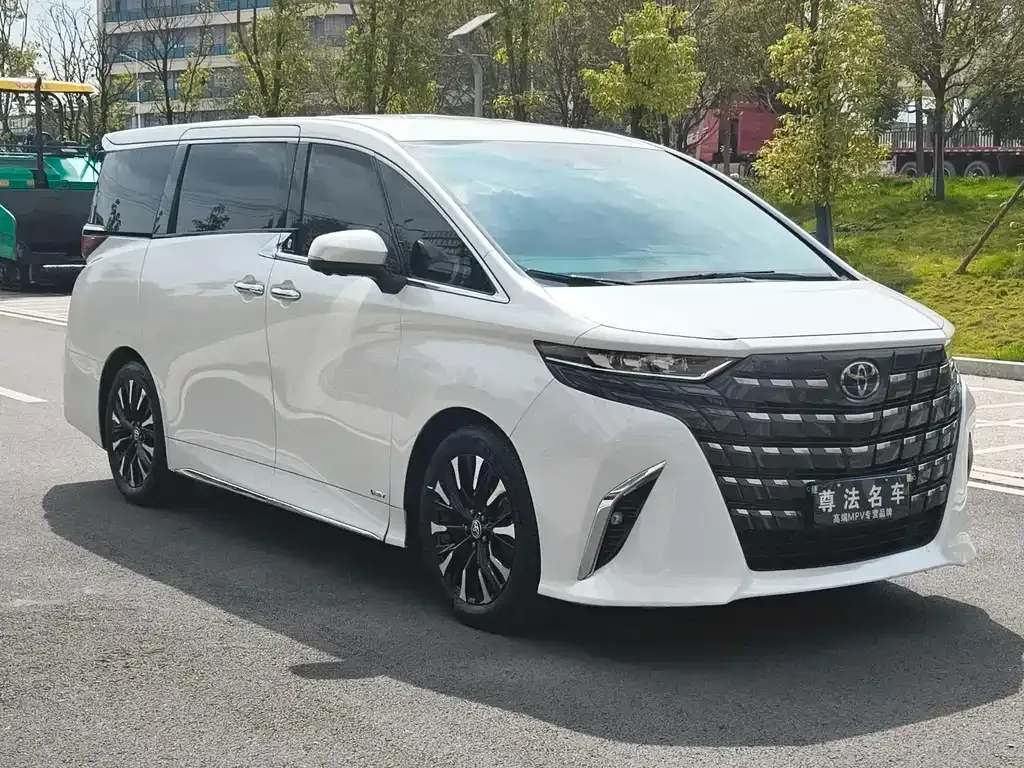 Toyota Alphard — фото 9