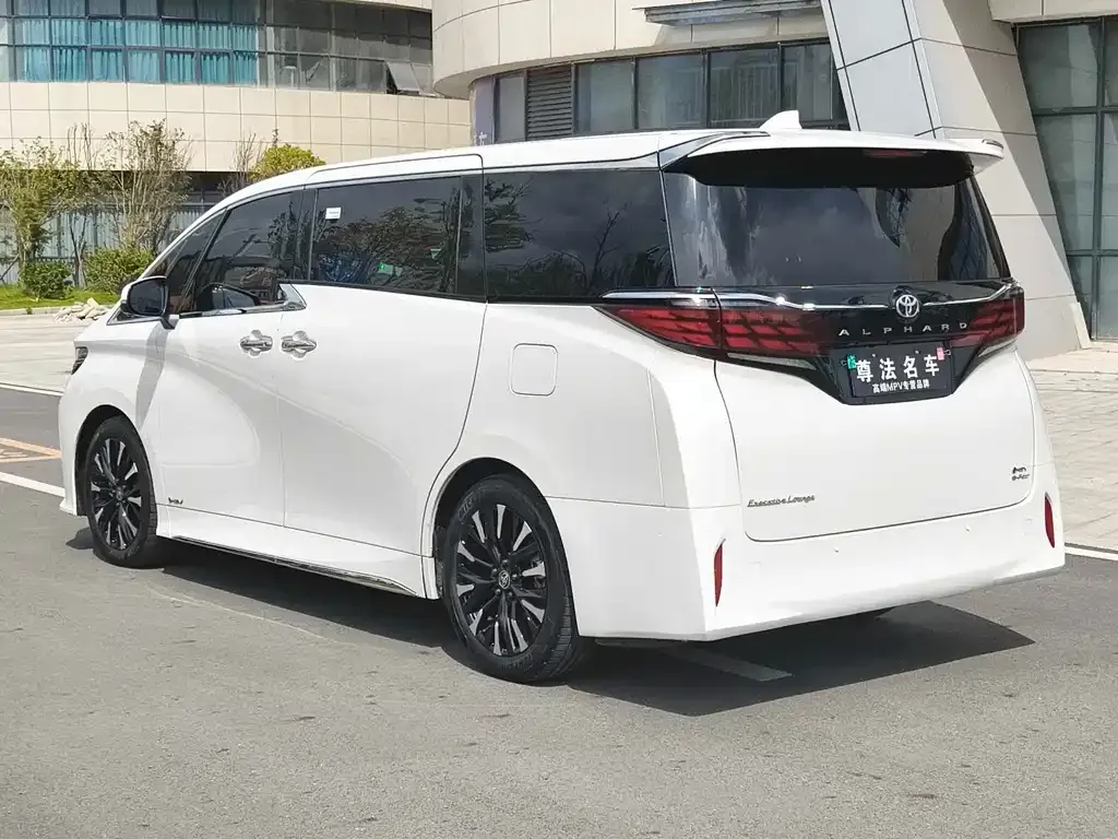 Toyota Alphard — фото 8