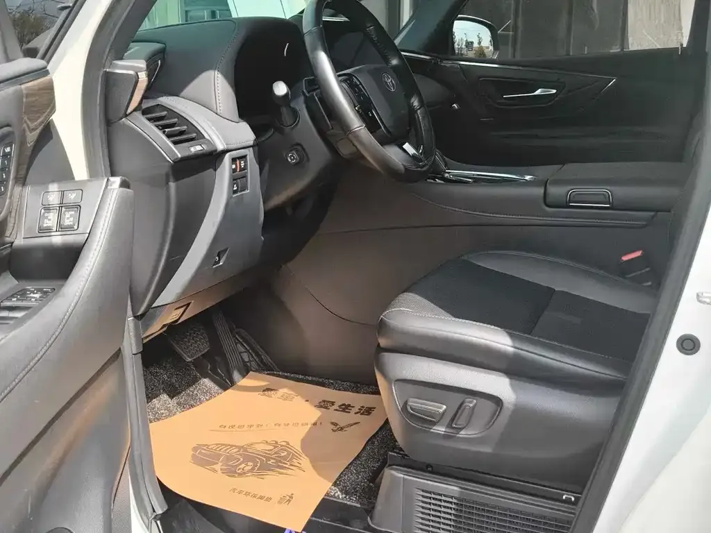 Toyota Alphard — фото 4