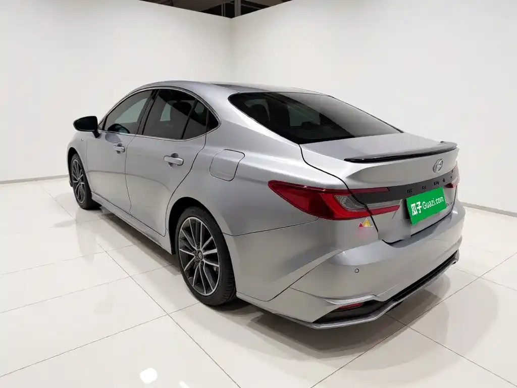 Toyota Camry — фото 5