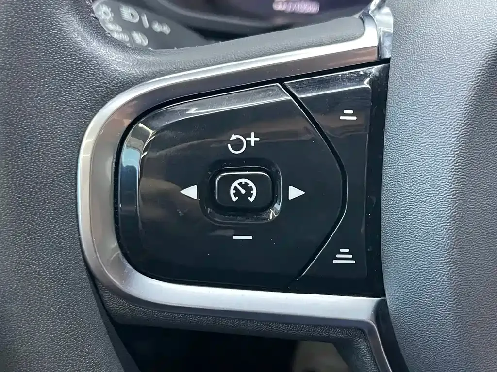 Volvo XC60 — фото 8