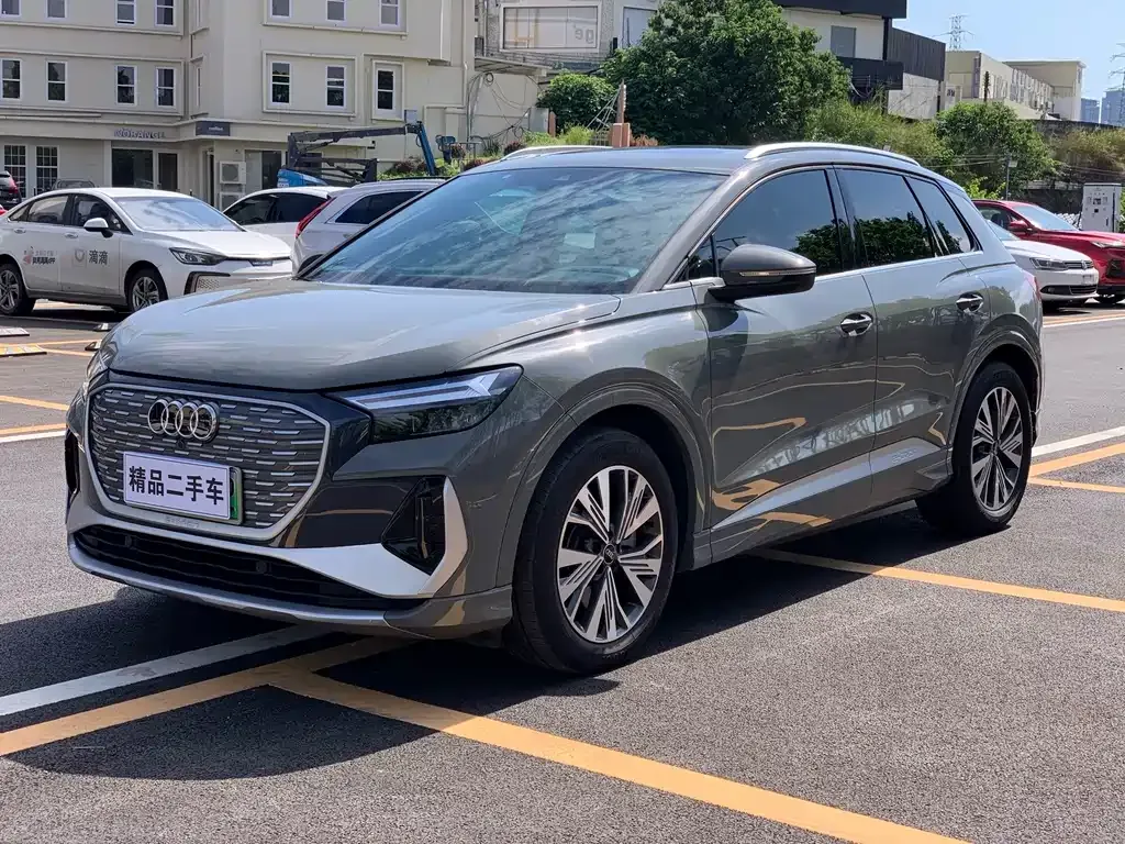 Audi Q4 e-tron — фото 1