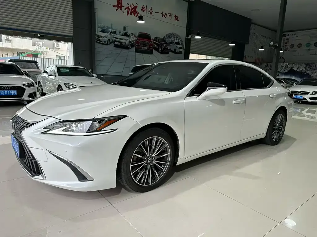 Lexus ES — фото 1