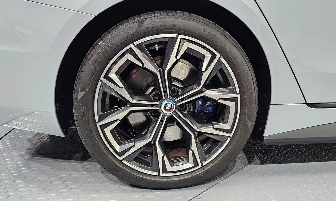 BMW i4 — фото 9