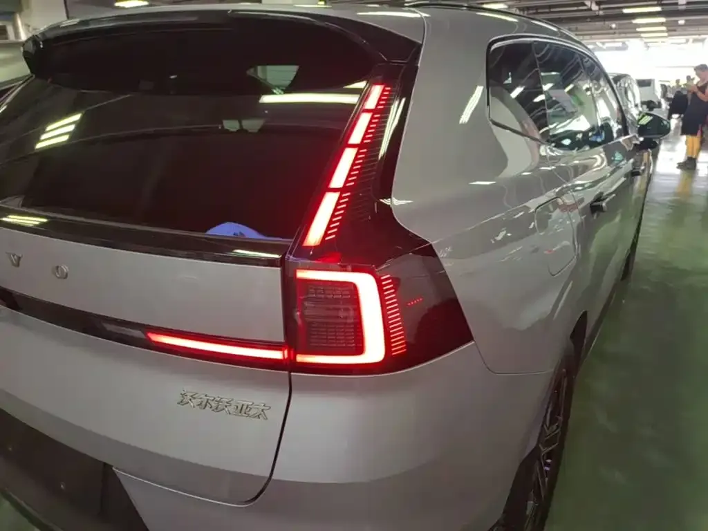 Volvo XC70 Plug-in Hybrid — фото 10