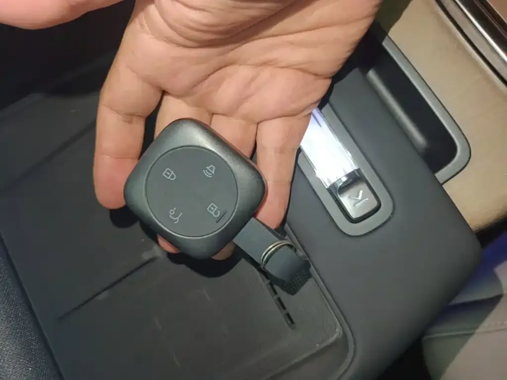 Volvo XC70 Plug-in Hybrid — фото 4