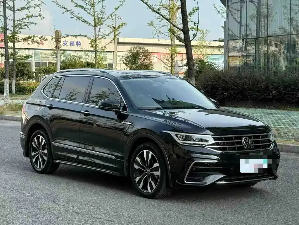 Volkswagen Tiguan L — фото 1