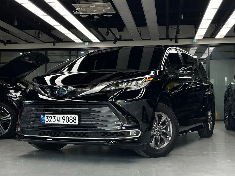 Toyota Sienna — фото 1