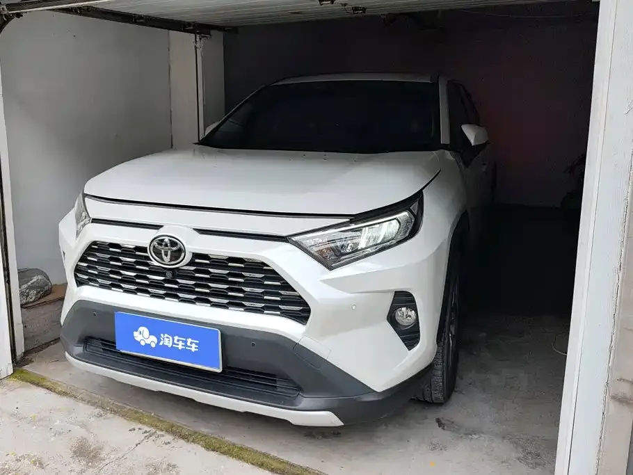 Toyota RAV4 — фото 1