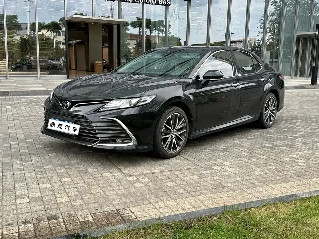 Toyota Camry — фото 1