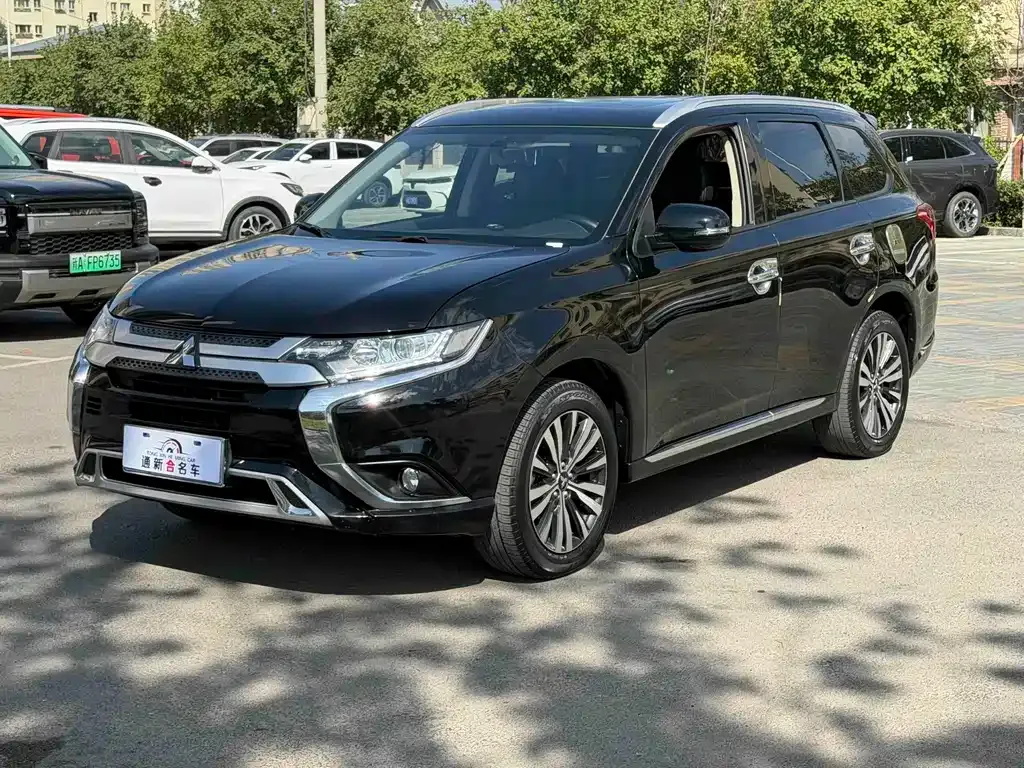 Mitsubishi Outlander — фото 1