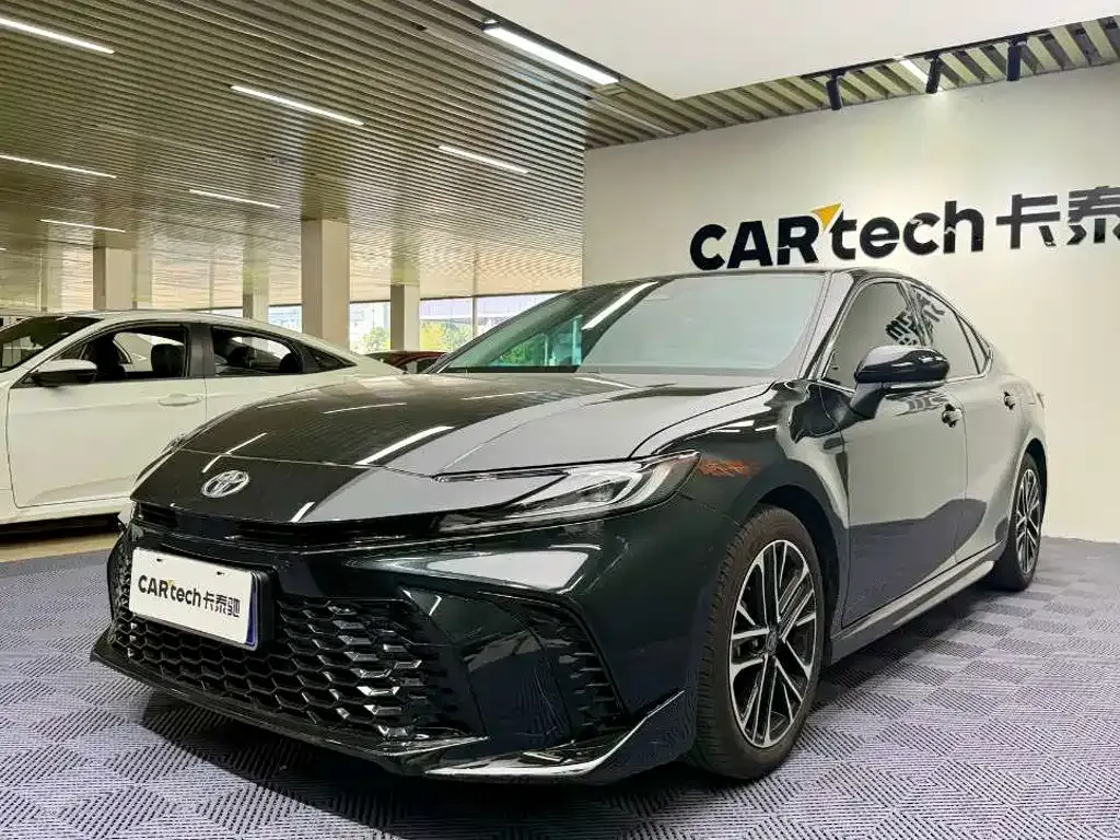Toyota Camry — фото 1