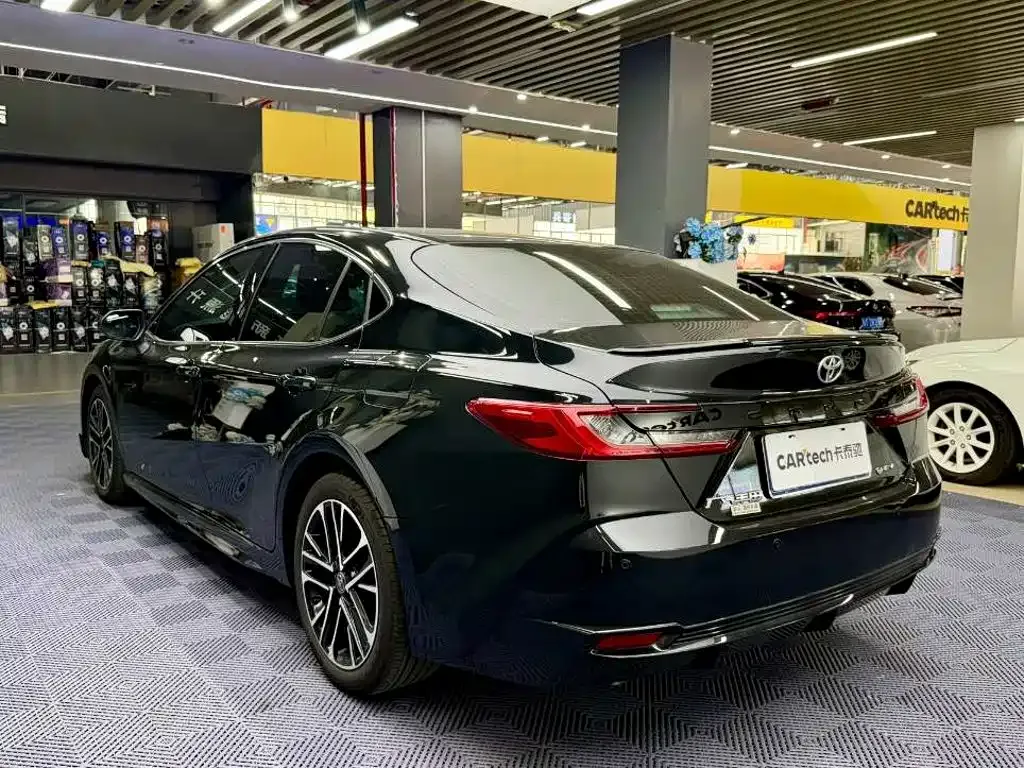 Toyota Camry — фото 10