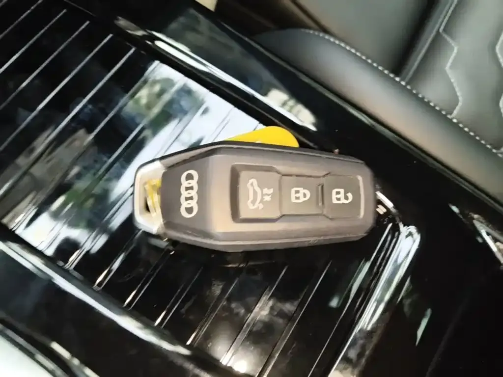Audi Q6L e-tron — фото 6