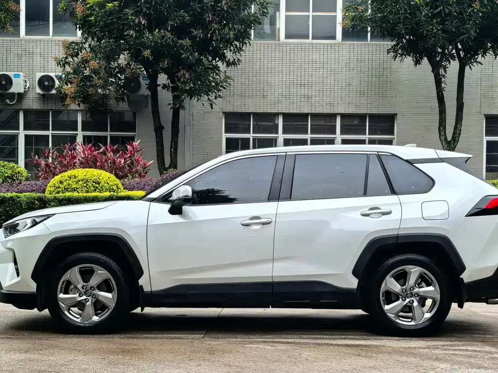 Toyota RAV4 — фото 5