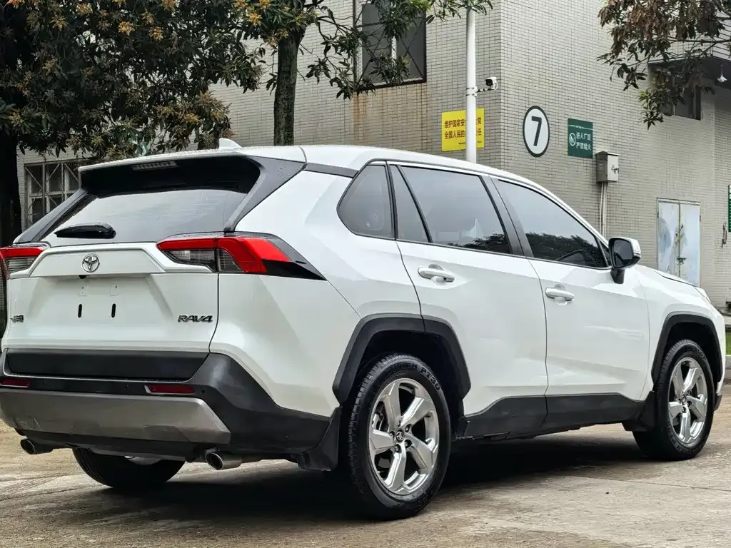 Toyota RAV4 — фото 9