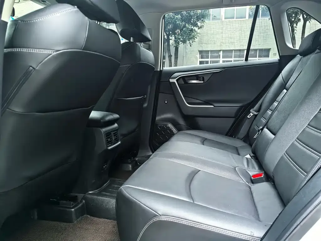 Toyota RAV4 — фото 4