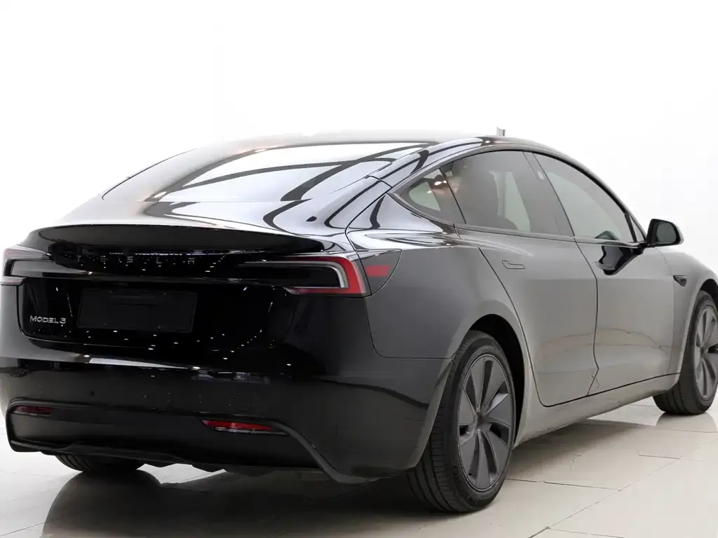 Tesla Model 3 — фото 9
