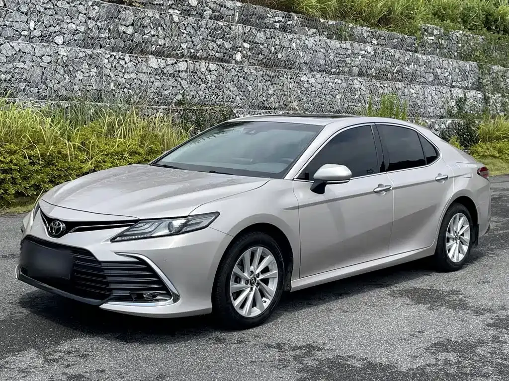 Toyota Camry — фото 1