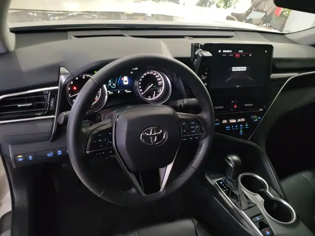 Toyota Camry — фото 3