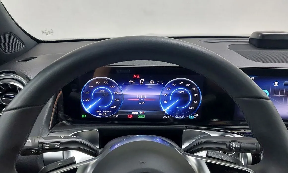 Mercedes-Benz EQB — фото 10